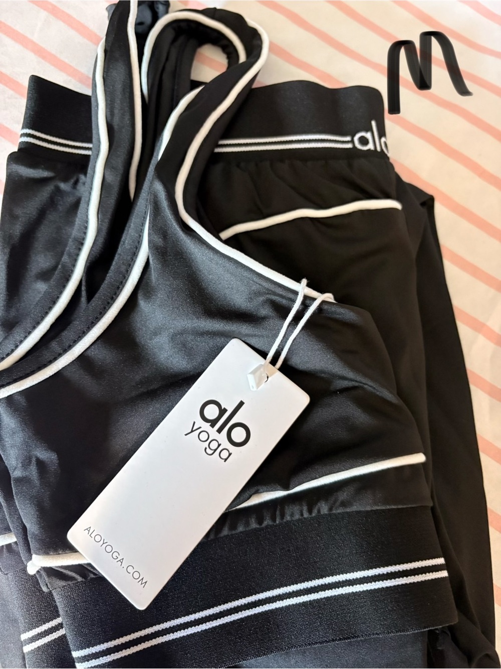 Alo Yoga Black,grey,pink,red set of leggings and top together